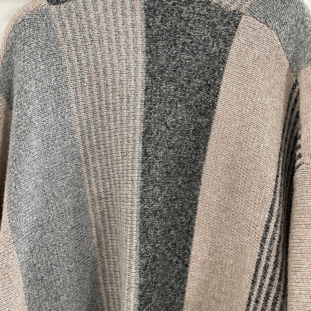 Love Riche Gray and Cream Fringe Poncho - Picture 10 of 12